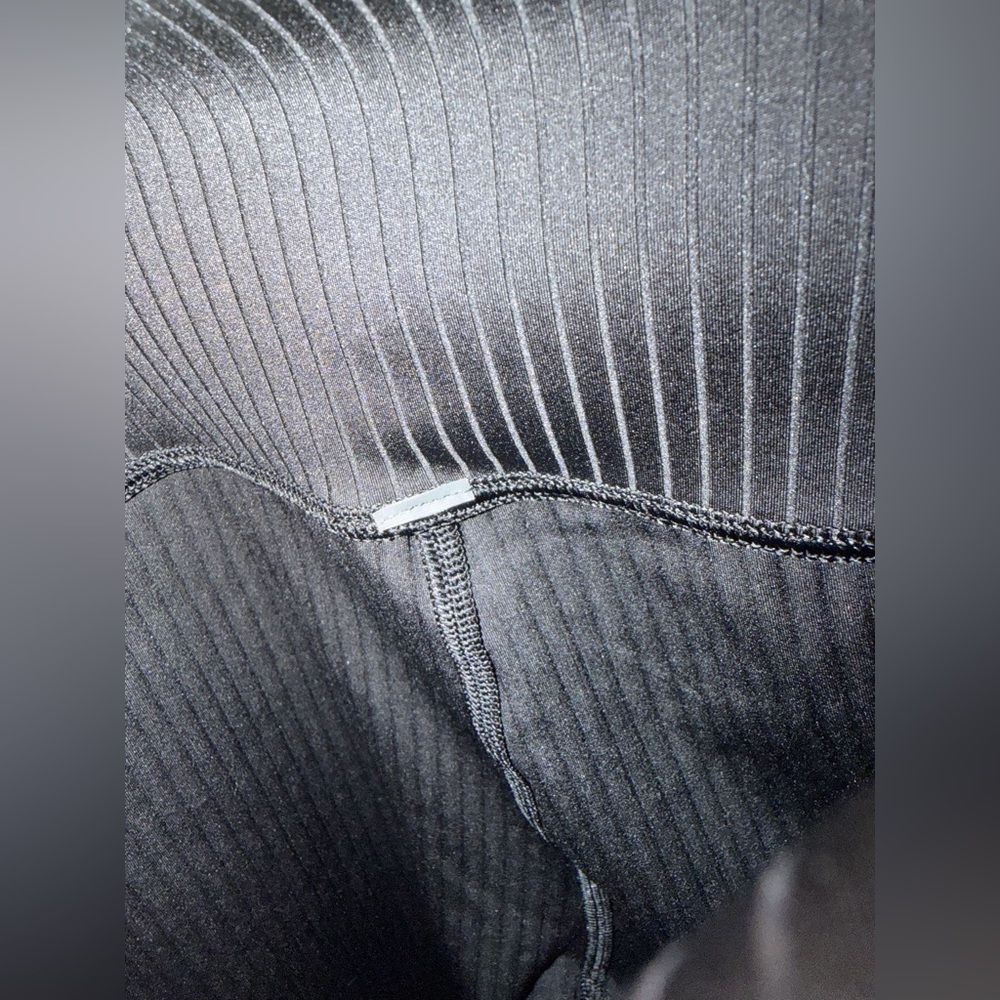 Vuori Inversion Rib Legging Retails $108 - Picture 6 of 7